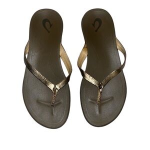 OLUKAI Women’s Ho’opio Leather Sandal Gold Straps Size 7 Flip Flops